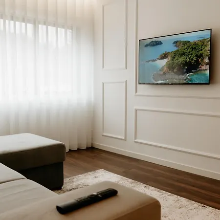 G 0.6 - G.oogle Nest Smart House *